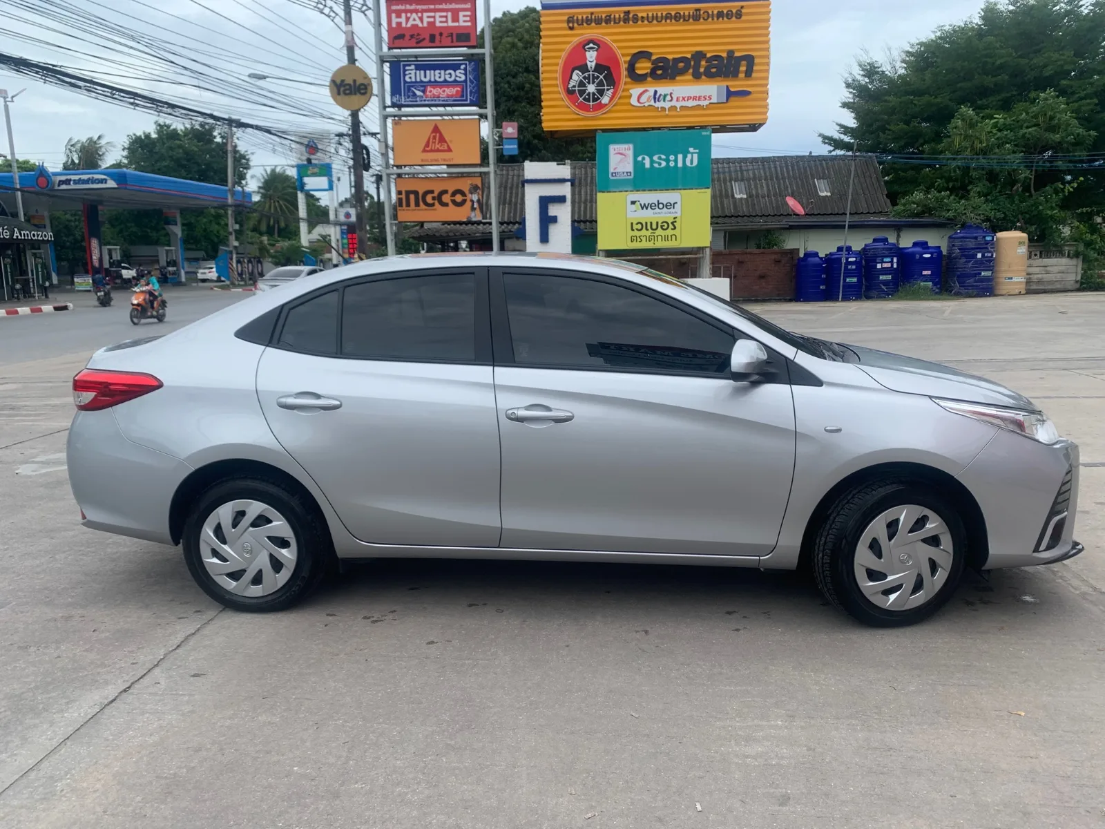 TOYOTA Yaris — 4