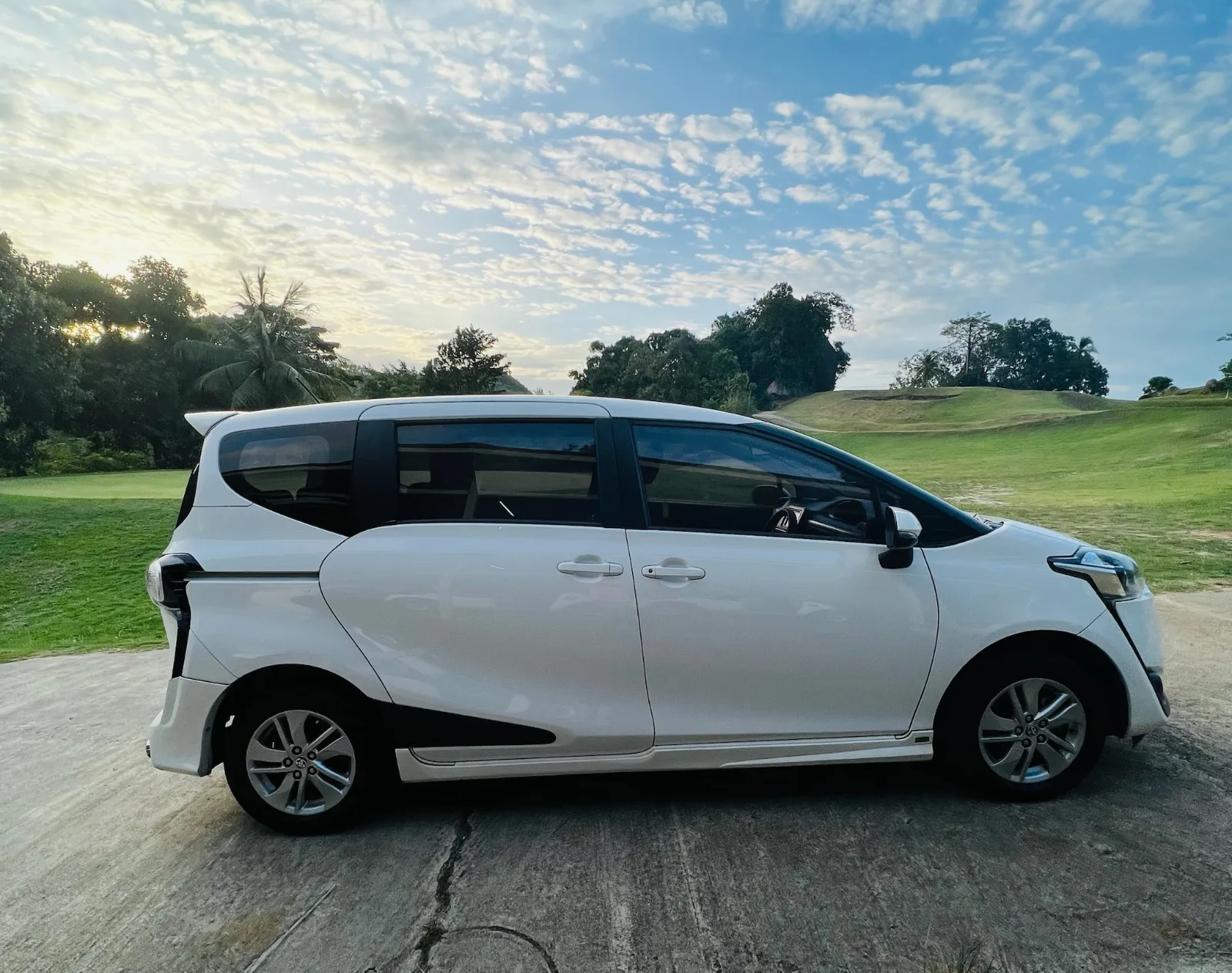 TOYOTA Sienta — 1