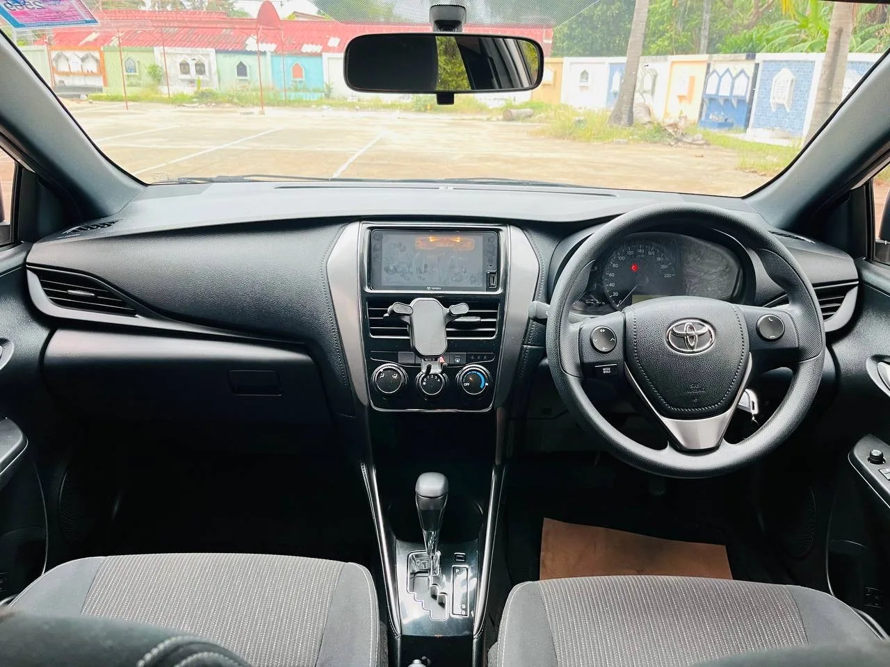 TOYOTA Yaris — 4