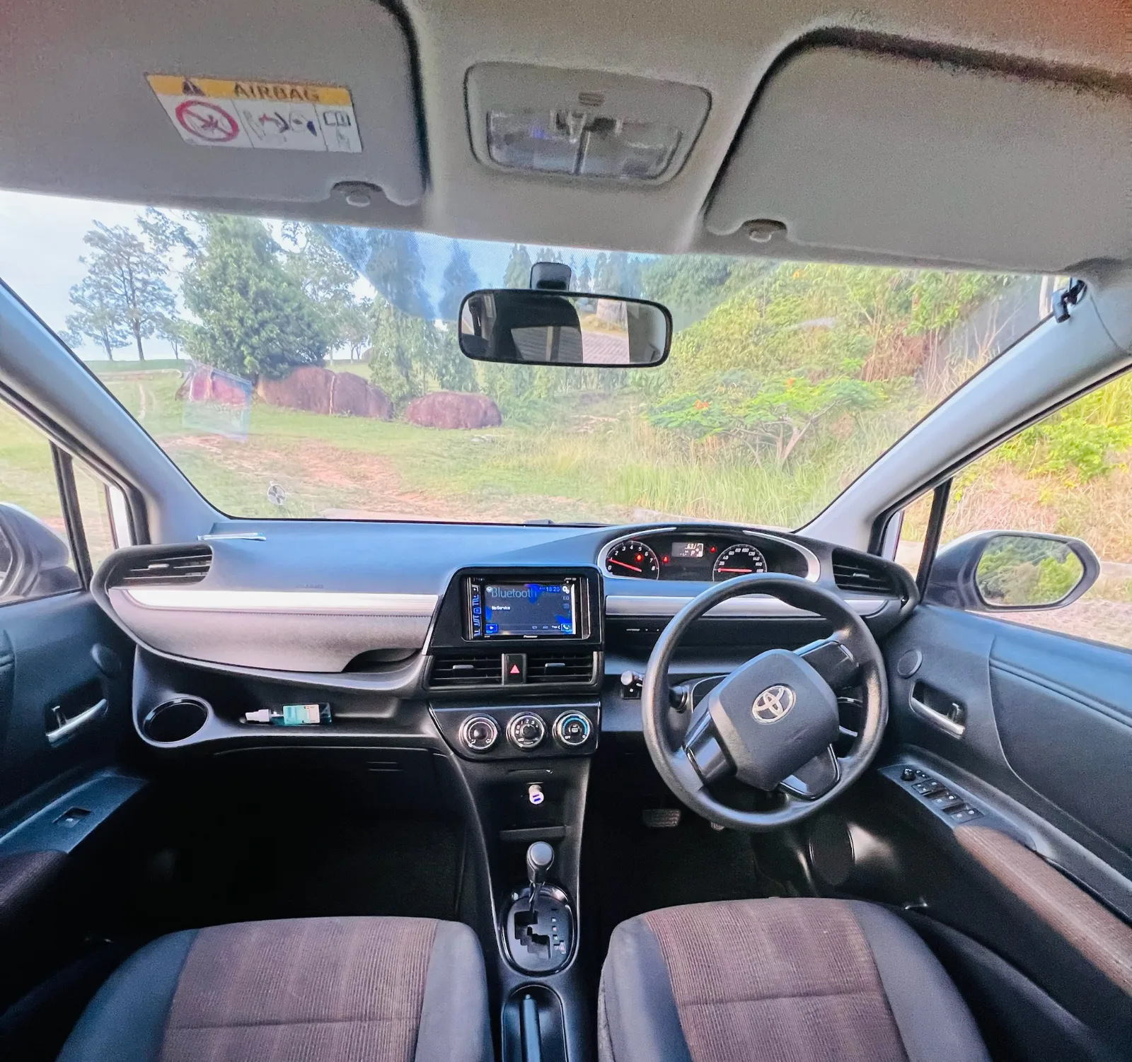 TOYOTA Sienta — 2